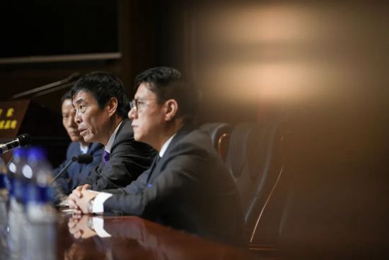 本轮西甲，赫罗纳客场4-2力克巴萨笑傲加泰德比登顶西甲，赫罗纳本赛季16场联赛13胜2平1负进38球丢20球积41分，是五大联赛第一支积分超过40的球队。